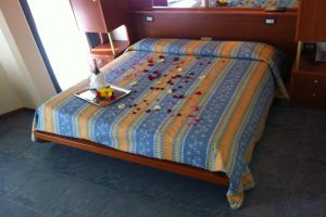 camera-doppia-letto-matrimoniale-gabbiano